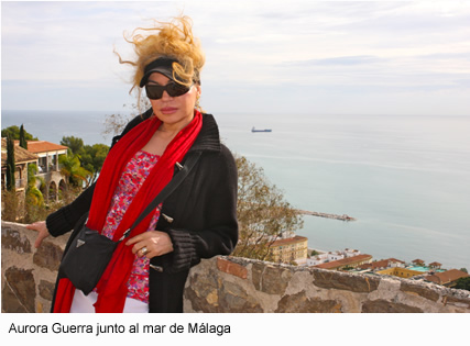 Aurora Guerra junto al mar de Mlaga