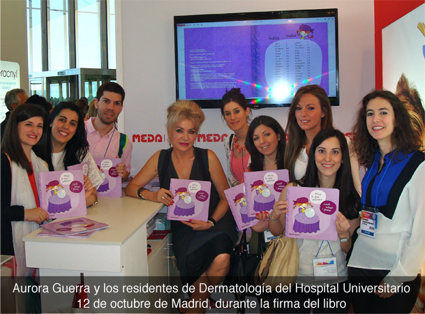 Aurora Guerra y los residentes de Dermatologa del Hospital Universitario 12 de octubre de Madrid, durante la firma del libro