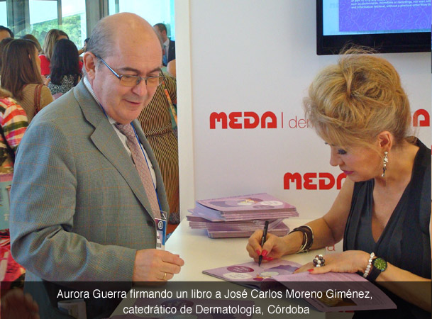 Aurora Guerra firmando un libro a Jos Carlos Moreno Gimnez, catedrtico de Dermatologa, Crdoba.