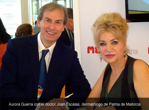Aurora Guerra con el doctor Joan Escalas, dermatlogo de Palma de Mallorca.