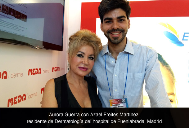 Aurora Guerra con Azael Freites Martnez, residente de Dermatologa del hospital de Fuenlabrada, Madrid .