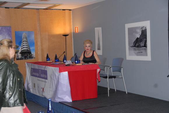 La Dra. Aurora Guerra, escucha las preguntas de la sala